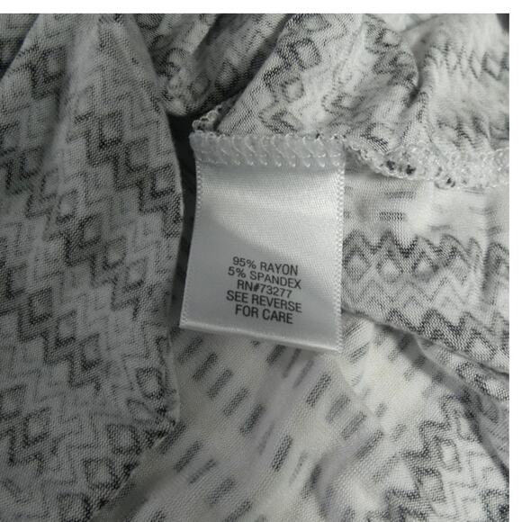 Dana Buchman XL Blouse V-Neck Rayon Geometric Design Casual Artsy Festival - Picture 8 of 8